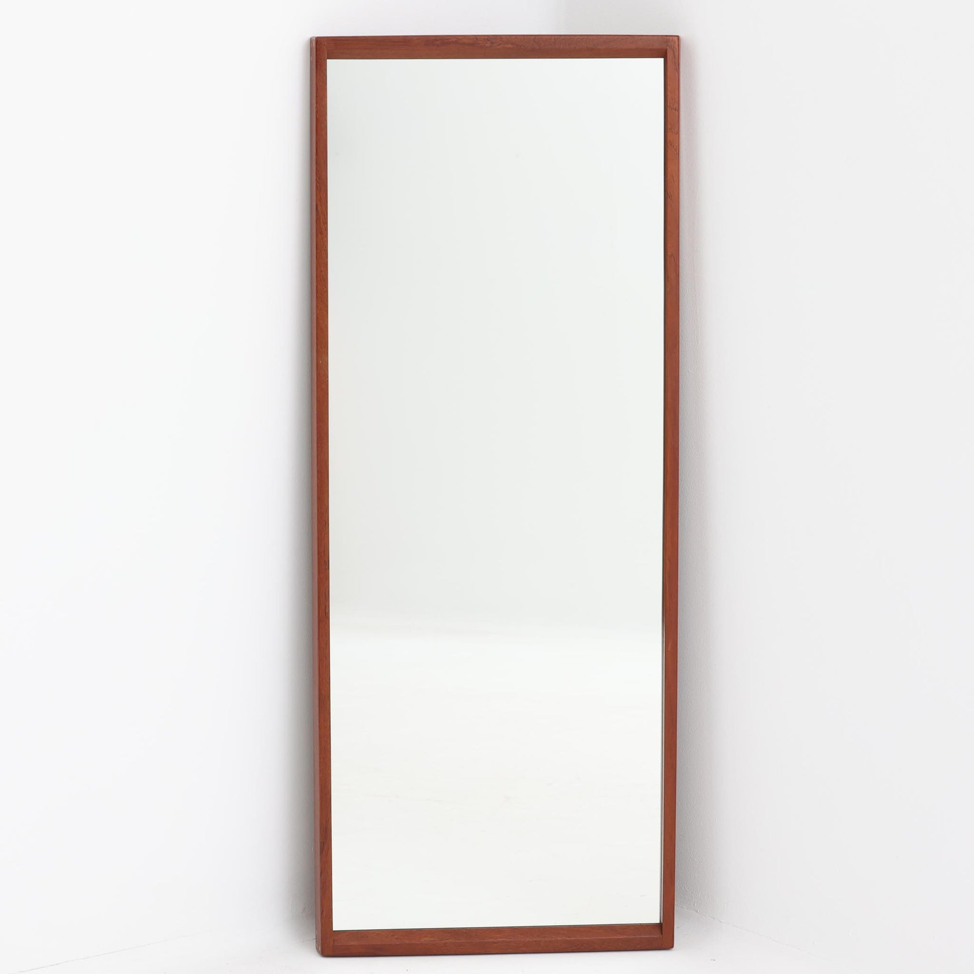 デンマークのデザイナー、Kai Kristiansen（カイ・クリスチャンセン）がAksel Kjersgaard（アクセル・キアスゴー）社のために手がけた立て掛けミラー「No.145」です。チーク材の美しい木目を活かしたフレームは細部まで丁寧に仕上げられ、角の木栓や滑らかな面取りなど北欧家具らしい繊細な職人技が光ります。高さ104cmと程よいサイズ感で、玄関や寝室、リビングなど幅広い空間に馴染みます。背面には壁掛け用の金具が付属していますが、重量があるため立て掛けでの使用をおすすめします。経年により深みを増したチークの質感が空間に温かみを添えるビンテージアイテムです。