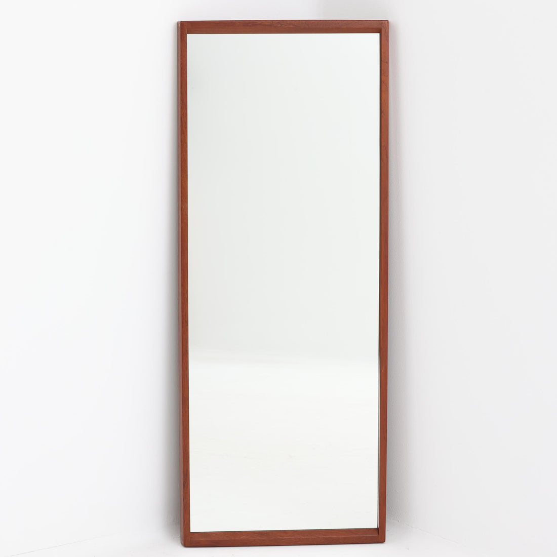 デンマークのデザイナー、Kai Kristiansen（カイ・クリスチャンセン）がAksel Kjersgaard（アクセル・キアスゴー）社のために手がけた立て掛けミラー「No.145」です。チーク材の美しい木目を活かしたフレームは細部まで丁寧に仕上げられ、角の木栓や滑らかな面取りなど北欧家具らしい繊細な職人技が光ります。高さ104cmと程よいサイズ感で、玄関や寝室、リビングなど幅広い空間に馴染みます。背面には壁掛け用の金具が付属していますが、重量があるため立て掛けでの使用をおすすめします。経年により深みを増したチークの質感が空間に温かみを添えるビンテージアイテムです。
