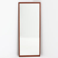 デンマークのデザイナー、Kai Kristiansen（カイ・クリスチャンセン）がAksel Kjersgaard（アクセル・キアスゴー）社のために手がけた立て掛けミラー「No.145」です。チーク材の美しい木目を活かしたフレームは細部まで丁寧に仕上げられ、角の木栓や滑らかな面取りなど北欧家具らしい繊細な職人技が光ります。高さ104cmと程よいサイズ感で、玄関や寝室、リビングなど幅広い空間に馴染みます。背面には壁掛け用の金具が付属していますが、重量があるため立て掛けでの使用をおすすめします。経年により深みを増したチークの質感が空間に温かみを添えるビンテージアイテムです。