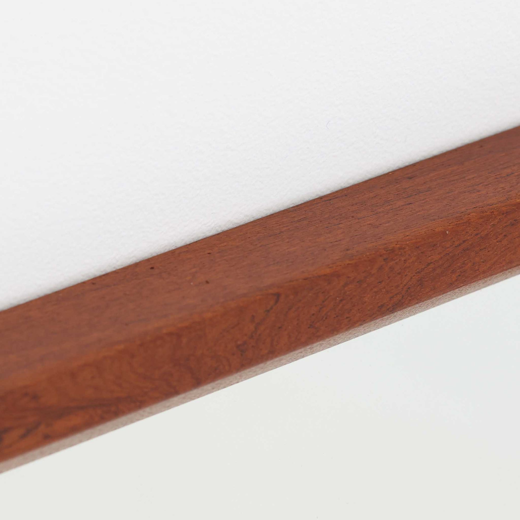 デンマークのデザイナー、Kai Kristiansen（カイ・クリスチャンセン）がAksel Kjersgaard（アクセル・キアスゴー）社のために手がけた立て掛けミラー「No.145」です。チーク材の美しい木目を活かしたフレームは細部まで丁寧に仕上げられ、角の木栓や滑らかな面取りなど北欧家具らしい繊細な職人技が光ります。高さ104cmと程よいサイズ感で、玄関や寝室、リビングなど幅広い空間に馴染みます。背面には壁掛け用の金具が付属していますが、重量があるため立て掛けでの使用をおすすめします。経年により深みを増したチークの質感が空間に温かみを添えるビンテージアイテムです。