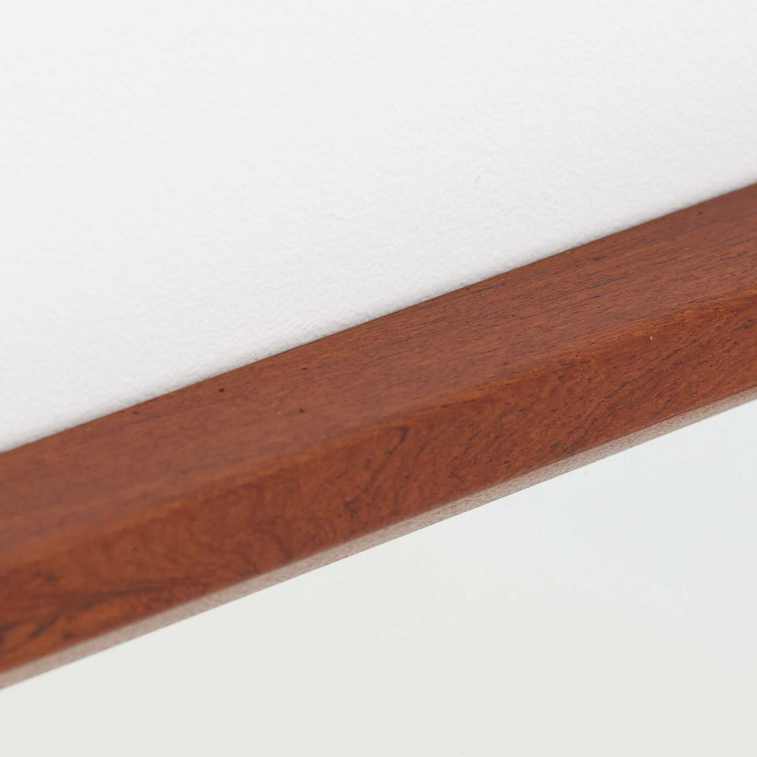 デンマークのデザイナー、Kai Kristiansen（カイ・クリスチャンセン）がAksel Kjersgaard（アクセル・キアスゴー）社のために手がけた立て掛けミラー「No.145」です。チーク材の美しい木目を活かしたフレームは細部まで丁寧に仕上げられ、角の木栓や滑らかな面取りなど北欧家具らしい繊細な職人技が光ります。高さ104cmと程よいサイズ感で、玄関や寝室、リビングなど幅広い空間に馴染みます。背面には壁掛け用の金具が付属していますが、重量があるため立て掛けでの使用をおすすめします。経年により深みを増したチークの質感が空間に温かみを添えるビンテージアイテムです。