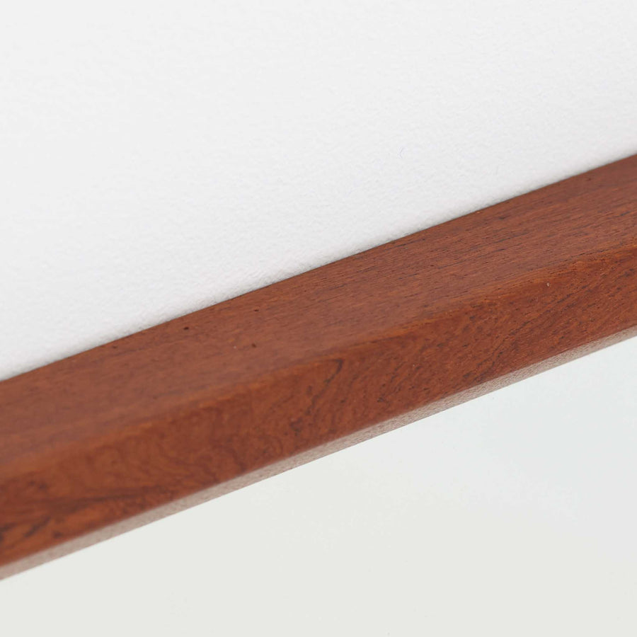 デンマークのデザイナー、Kai Kristiansen（カイ・クリスチャンセン）がAksel Kjersgaard（アクセル・キアスゴー）社のために手がけた立て掛けミラー「No.145」です。チーク材の美しい木目を活かしたフレームは細部まで丁寧に仕上げられ、角の木栓や滑らかな面取りなど北欧家具らしい繊細な職人技が光ります。高さ104cmと程よいサイズ感で、玄関や寝室、リビングなど幅広い空間に馴染みます。背面には壁掛け用の金具が付属していますが、重量があるため立て掛けでの使用をおすすめします。経年により深みを増したチークの質感が空間に温かみを添えるビンテージアイテムです。