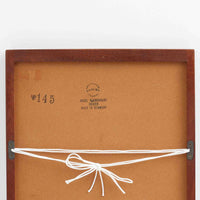 デンマークのデザイナー、Kai Kristiansen（カイ・クリスチャンセン）がAksel Kjersgaard（アクセル・キアスゴー）社のために手がけた立て掛けミラー「No.145」です。チーク材の美しい木目を活かしたフレームは細部まで丁寧に仕上げられ、角の木栓や滑らかな面取りなど北欧家具らしい繊細な職人技が光ります。高さ104cmと程よいサイズ感で、玄関や寝室、リビングなど幅広い空間に馴染みます。背面には壁掛け用の金具が付属していますが、重量があるため立て掛けでの使用をおすすめします。経年により深みを増したチークの質感が空間に温かみを添えるビンテージアイテムです。