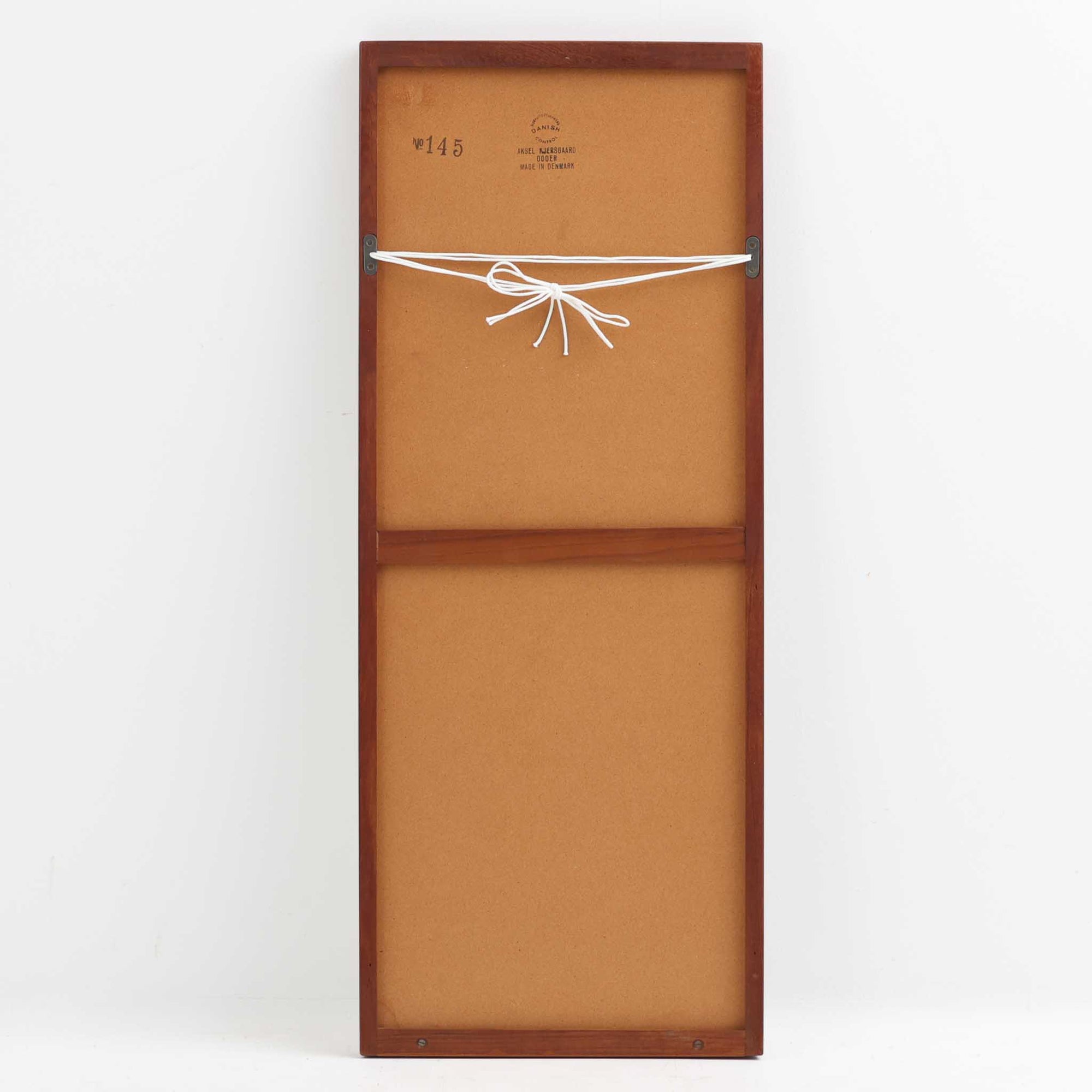 デンマークのデザイナー、Kai Kristiansen（カイ・クリスチャンセン）がAksel Kjersgaard（アクセル・キアスゴー）社のために手がけた立て掛けミラー「No.145」です。チーク材の美しい木目を活かしたフレームは細部まで丁寧に仕上げられ、角の木栓や滑らかな面取りなど北欧家具らしい繊細な職人技が光ります。高さ104cmと程よいサイズ感で、玄関や寝室、リビングなど幅広い空間に馴染みます。背面には壁掛け用の金具が付属していますが、重量があるため立て掛けでの使用をおすすめします。経年により深みを増したチークの質感が空間に温かみを添えるビンテージアイテムです。