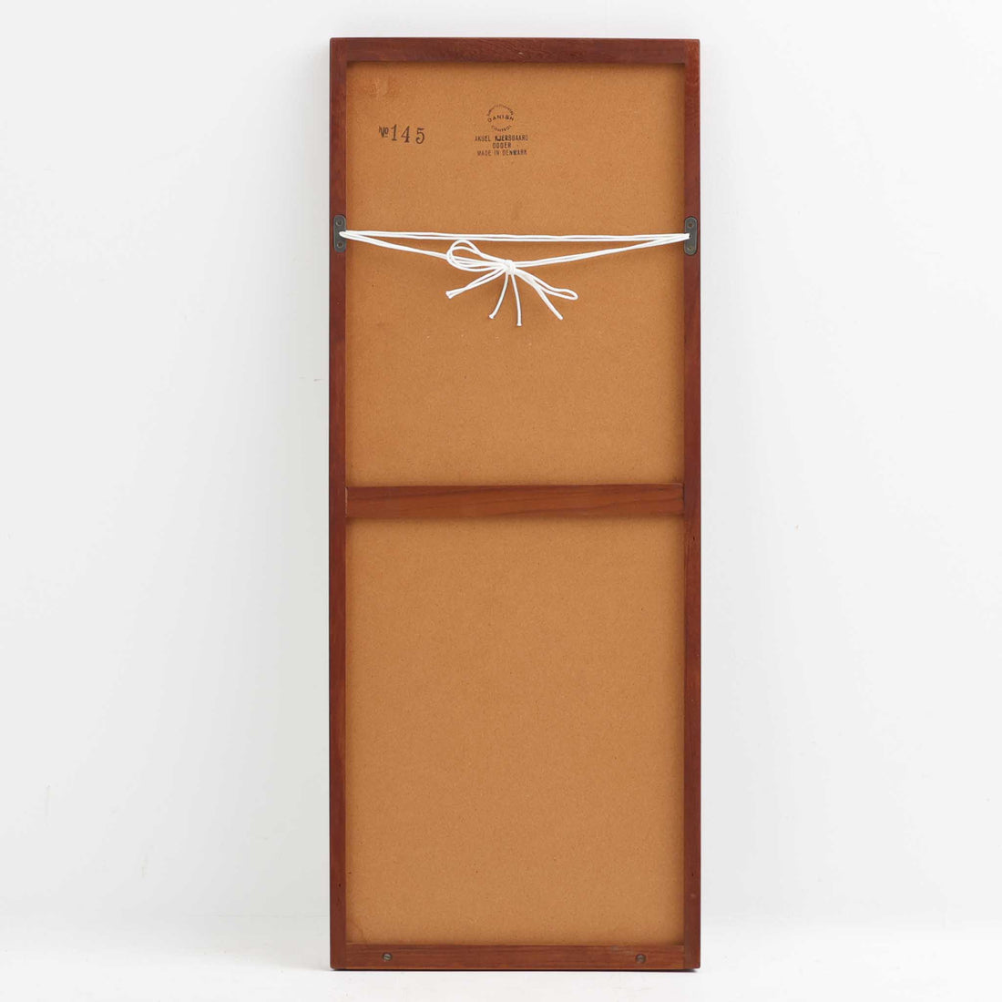 デンマークのデザイナー、Kai Kristiansen（カイ・クリスチャンセン）がAksel Kjersgaard（アクセル・キアスゴー）社のために手がけた立て掛けミラー「No.145」です。チーク材の美しい木目を活かしたフレームは細部まで丁寧に仕上げられ、角の木栓や滑らかな面取りなど北欧家具らしい繊細な職人技が光ります。高さ104cmと程よいサイズ感で、玄関や寝室、リビングなど幅広い空間に馴染みます。背面には壁掛け用の金具が付属していますが、重量があるため立て掛けでの使用をおすすめします。経年により深みを増したチークの質感が空間に温かみを添えるビンテージアイテムです。