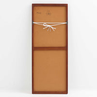 デンマークのデザイナー、Kai Kristiansen（カイ・クリスチャンセン）がAksel Kjersgaard（アクセル・キアスゴー）社のために手がけた立て掛けミラー「No.145」です。チーク材の美しい木目を活かしたフレームは細部まで丁寧に仕上げられ、角の木栓や滑らかな面取りなど北欧家具らしい繊細な職人技が光ります。高さ104cmと程よいサイズ感で、玄関や寝室、リビングなど幅広い空間に馴染みます。背面には壁掛け用の金具が付属していますが、重量があるため立て掛けでの使用をおすすめします。経年により深みを増したチークの質感が空間に温かみを添えるビンテージアイテムです。