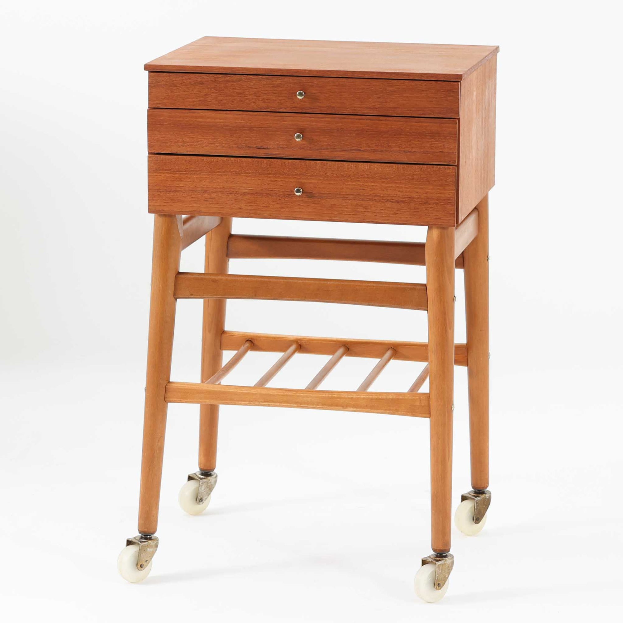 北欧ビンテージらしい合理性と温もりを感じさせる3段チェストです。天板や引き出し前板にはチーク材、脚部にはビーチ材、脚元にはメタルキャスターを組み合わせ、軽快さと実用性を兼ね備えた構成が特徴です。細身の脚と下部の貫が全体を引き締め、移動しやすい構造はデスク脇やベッドサイド、リビングの収納補助としても活躍します。経年により深みを増した木肌や金属部の風合いが、ビンテージならではの存在感を空間にもたらします。