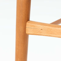 北欧ビンテージらしい合理性と温もりを感じさせる3段チェストです。天板や引き出し前板にはチーク材、脚部にはビーチ材、脚元にはメタルキャスターを組み合わせ、軽快さと実用性を兼ね備えた構成が特徴です。細身の脚と下部の貫が全体を引き締め、移動しやすい構造はデスク脇やベッドサイド、リビングの収納補助としても活躍します。経年により深みを増した木肌や金属部の風合いが、ビンテージならではの存在感を空間にもたらします。