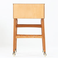 北欧ビンテージらしい合理性と温もりを感じさせる3段チェストです。天板や引き出し前板にはチーク材、脚部にはビーチ材、脚元にはメタルキャスターを組み合わせ、軽快さと実用性を兼ね備えた構成が特徴です。細身の脚と下部の貫が全体を引き締め、移動しやすい構造はデスク脇やベッドサイド、リビングの収納補助としても活躍します。経年により深みを増した木肌や金属部の風合いが、ビンテージならではの存在感を空間にもたらします。