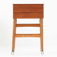 北欧ビンテージらしい合理性と温もりを感じさせる3段チェストです。天板や引き出し前板にはチーク材、脚部にはビーチ材、脚元にはメタルキャスターを組み合わせ、軽快さと実用性を兼ね備えた構成が特徴です。細身の脚と下部の貫が全体を引き締め、移動しやすい構造はデスク脇やベッドサイド、リビングの収納補助としても活躍します。経年により深みを増した木肌や金属部の風合いが、ビンテージならではの存在感を空間にもたらします。