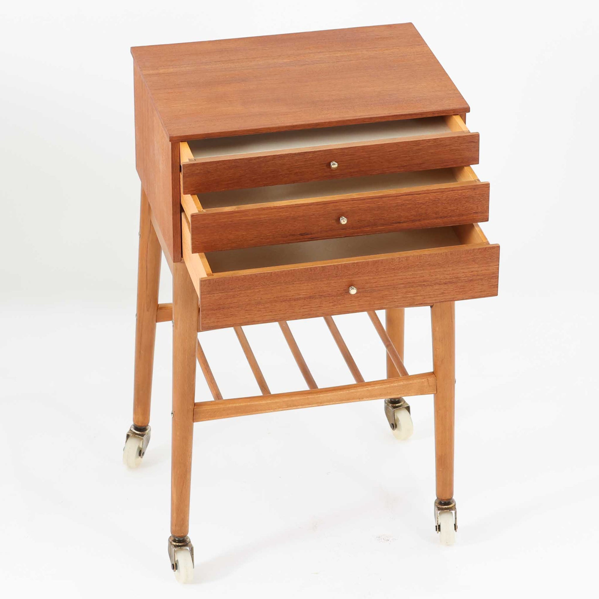 北欧ビンテージらしい合理性と温もりを感じさせる3段チェストです。天板や引き出し前板にはチーク材、脚部にはビーチ材、脚元にはメタルキャスターを組み合わせ、軽快さと実用性を兼ね備えた構成が特徴です。細身の脚と下部の貫が全体を引き締め、移動しやすい構造はデスク脇やベッドサイド、リビングの収納補助としても活躍します。経年により深みを増した木肌や金属部の風合いが、ビンテージならではの存在感を空間にもたらします。