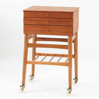 北欧ビンテージらしい合理性と温もりを感じさせる3段チェストです。天板や引き出し前板にはチーク材、脚部にはビーチ材、脚元にはメタルキャスターを組み合わせ、軽快さと実用性を兼ね備えた構成が特徴です。細身の脚と下部の貫が全体を引き締め、移動しやすい構造はデスク脇やベッドサイド、リビングの収納補助としても活躍します。経年により深みを増した木肌や金属部の風合いが、ビンテージならではの存在感を空間にもたらします。