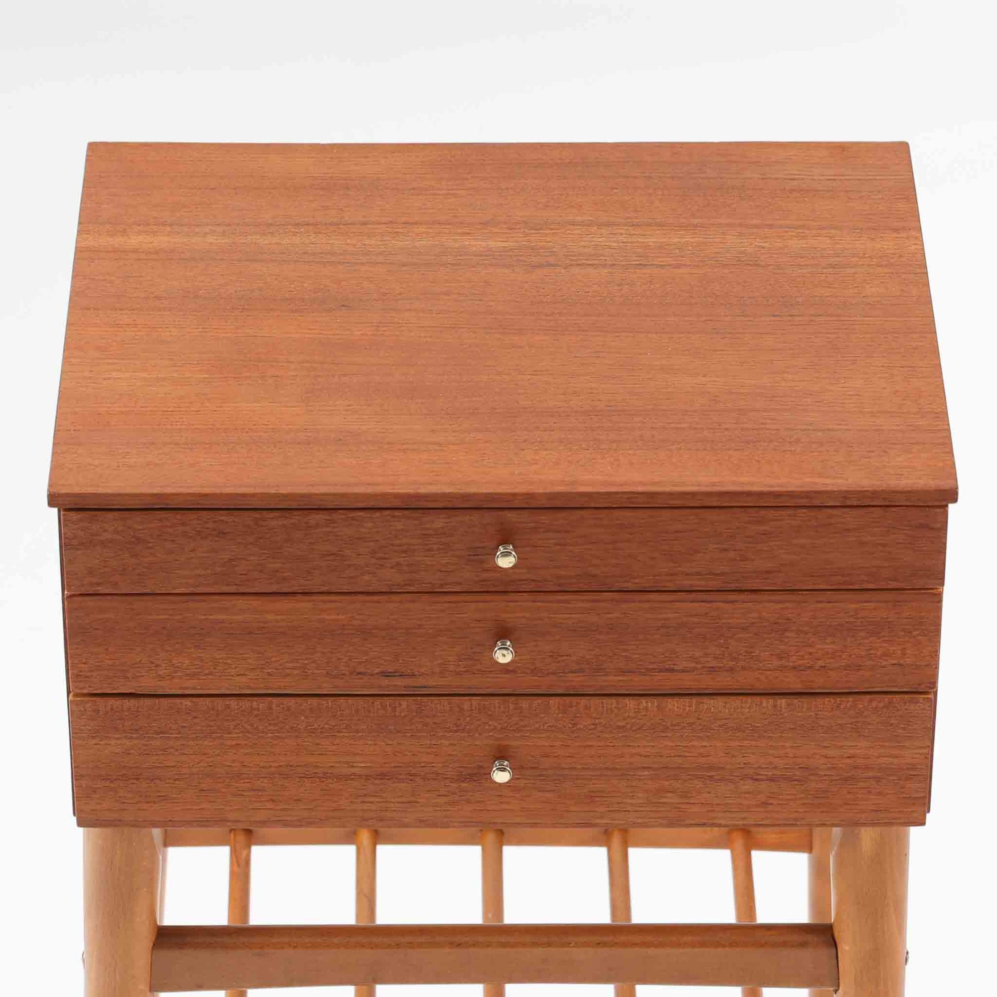 北欧ビンテージらしい合理性と温もりを感じさせる3段チェストです。天板や引き出し前板にはチーク材、脚部にはビーチ材、脚元にはメタルキャスターを組み合わせ、軽快さと実用性を兼ね備えた構成が特徴です。細身の脚と下部の貫が全体を引き締め、移動しやすい構造はデスク脇やベッドサイド、リビングの収納補助としても活躍します。経年により深みを増した木肌や金属部の風合いが、ビンテージならではの存在感を空間にもたらします。