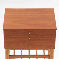 北欧ビンテージらしい合理性と温もりを感じさせる3段チェストです。天板や引き出し前板にはチーク材、脚部にはビーチ材、脚元にはメタルキャスターを組み合わせ、軽快さと実用性を兼ね備えた構成が特徴です。細身の脚と下部の貫が全体を引き締め、移動しやすい構造はデスク脇やベッドサイド、リビングの収納補助としても活躍します。経年により深みを増した木肌や金属部の風合いが、ビンテージならではの存在感を空間にもたらします。