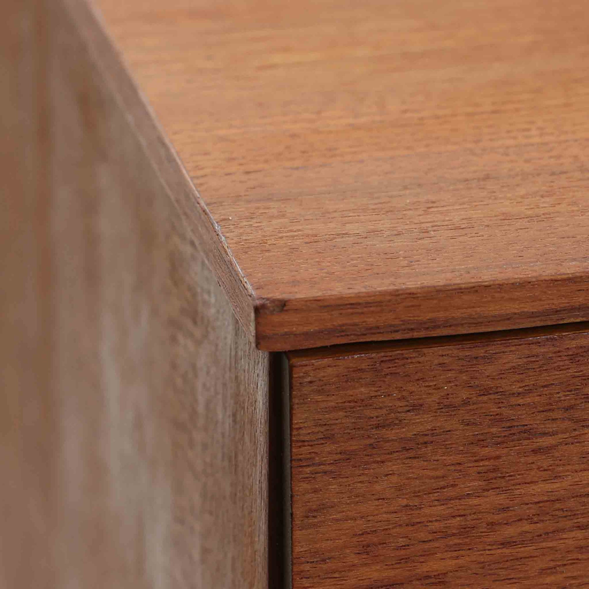 北欧ビンテージらしい合理性と温もりを感じさせる3段チェストです。天板や引き出し前板にはチーク材、脚部にはビーチ材、脚元にはメタルキャスターを組み合わせ、軽快さと実用性を兼ね備えた構成が特徴です。細身の脚と下部の貫が全体を引き締め、移動しやすい構造はデスク脇やベッドサイド、リビングの収納補助としても活躍します。経年により深みを増した木肌や金属部の風合いが、ビンテージならではの存在感を空間にもたらします。