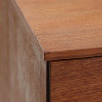 北欧ビンテージらしい合理性と温もりを感じさせる3段チェストです。天板や引き出し前板にはチーク材、脚部にはビーチ材、脚元にはメタルキャスターを組み合わせ、軽快さと実用性を兼ね備えた構成が特徴です。細身の脚と下部の貫が全体を引き締め、移動しやすい構造はデスク脇やベッドサイド、リビングの収納補助としても活躍します。経年により深みを増した木肌や金属部の風合いが、ビンテージならではの存在感を空間にもたらします。