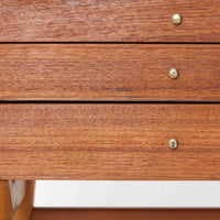 北欧ビンテージらしい合理性と温もりを感じさせる3段チェストです。天板や引き出し前板にはチーク材、脚部にはビーチ材、脚元にはメタルキャスターを組み合わせ、軽快さと実用性を兼ね備えた構成が特徴です。細身の脚と下部の貫が全体を引き締め、移動しやすい構造はデスク脇やベッドサイド、リビングの収納補助としても活躍します。経年により深みを増した木肌や金属部の風合いが、ビンテージならではの存在感を空間にもたらします。