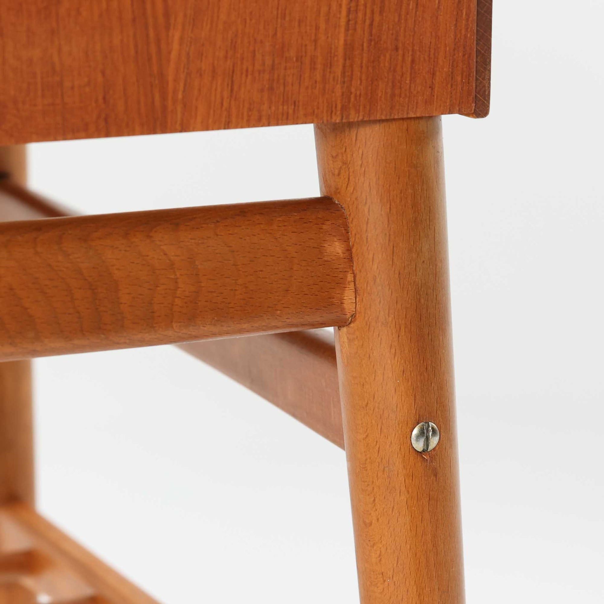 北欧ビンテージらしい合理性と温もりを感じさせる3段チェストです。天板や引き出し前板にはチーク材、脚部にはビーチ材、脚元にはメタルキャスターを組み合わせ、軽快さと実用性を兼ね備えた構成が特徴です。細身の脚と下部の貫が全体を引き締め、移動しやすい構造はデスク脇やベッドサイド、リビングの収納補助としても活躍します。経年により深みを増した木肌や金属部の風合いが、ビンテージならではの存在感を空間にもたらします。