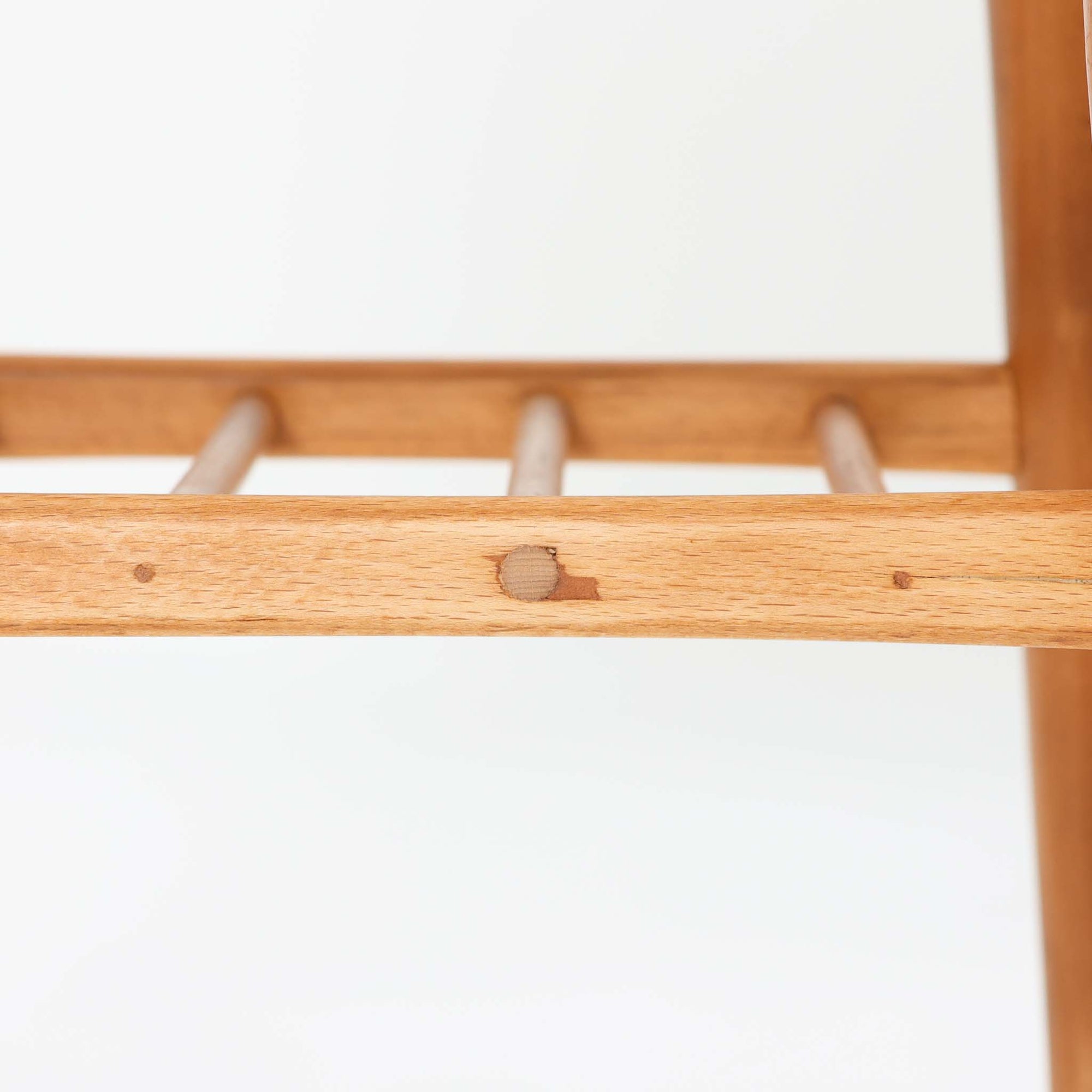 北欧ビンテージらしい合理性と温もりを感じさせる3段チェストです。天板や引き出し前板にはチーク材、脚部にはビーチ材、脚元にはメタルキャスターを組み合わせ、軽快さと実用性を兼ね備えた構成が特徴です。細身の脚と下部の貫が全体を引き締め、移動しやすい構造はデスク脇やベッドサイド、リビングの収納補助としても活躍します。経年により深みを増した木肌や金属部の風合いが、ビンテージならではの存在感を空間にもたらします。