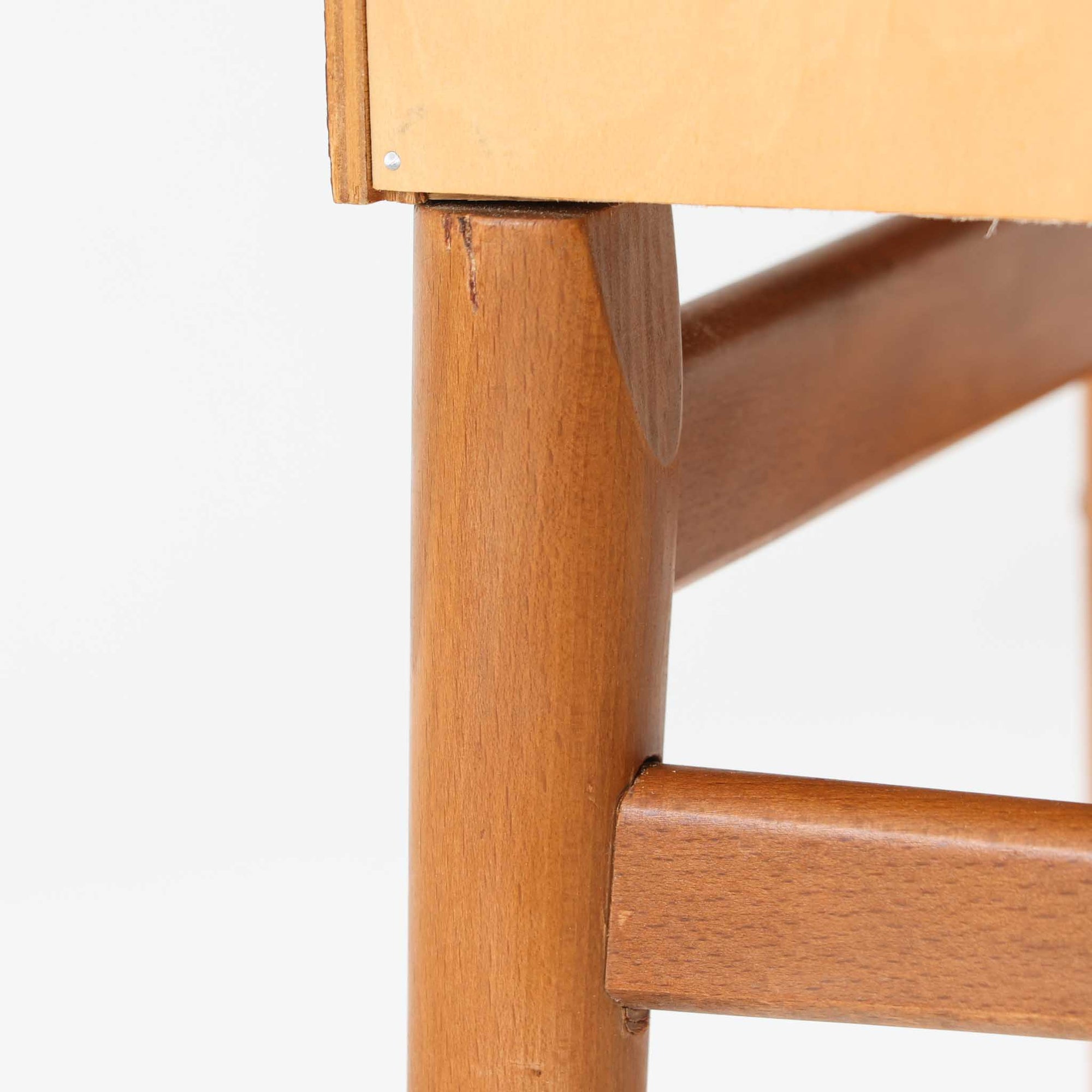 北欧ビンテージらしい合理性と温もりを感じさせる3段チェストです。天板や引き出し前板にはチーク材、脚部にはビーチ材、脚元にはメタルキャスターを組み合わせ、軽快さと実用性を兼ね備えた構成が特徴です。細身の脚と下部の貫が全体を引き締め、移動しやすい構造はデスク脇やベッドサイド、リビングの収納補助としても活躍します。経年により深みを増した木肌や金属部の風合いが、ビンテージならではの存在感を空間にもたらします。