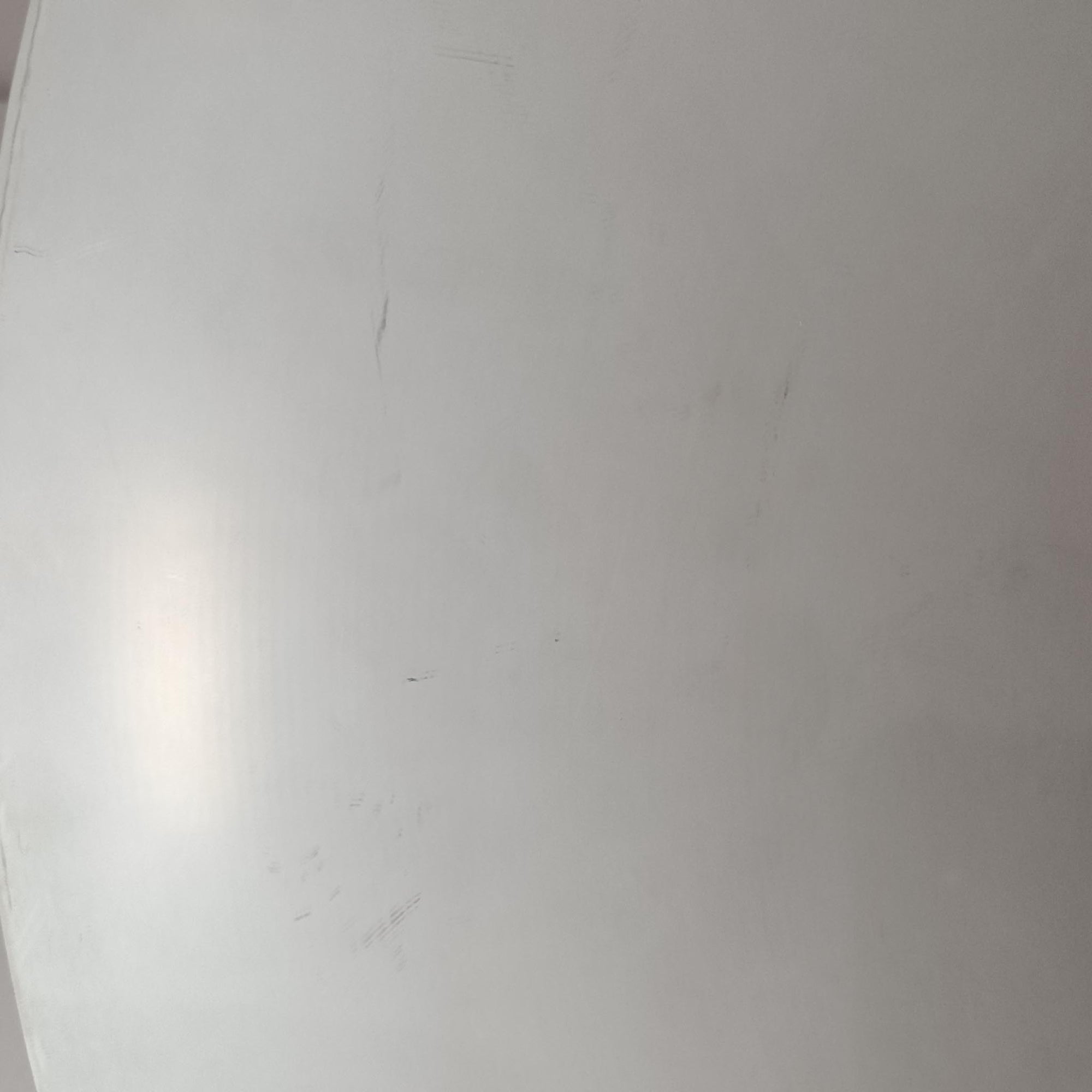 Claus Bonderup &amp; Torsten Thorupによってデザインされ、Fog &amp; Morup社から発表されたペンダントライト「Semi」です。直径47cmの存在感あるサイズと、シャープに絞り込まれた独特のフォルムが特徴です。鮮やかなレッドのカラーが空間にアクセントを与え、点灯時には下方向へ集中的に光を届けつつ、周囲をやわらかく照らします。1960年代に誕生したモダンデザインの象徴的な作品で、シンプルながらも彫刻的な美しさを備えています。北欧ビンテージならではの上質な佇まいで、ダイニングやリビングに華やかな雰囲気を添える一灯です。