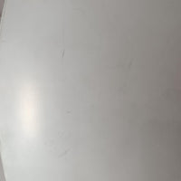 Claus Bonderup & Torsten Thorupによってデザインされ、Fog & Morup社から発表されたペンダントライト「Semi」です。直径47cmの存在感あるサイズと、シャープに絞り込まれた独特のフォルムが特徴です。鮮やかなレッドのカラーが空間にアクセントを与え、点灯時には下方向へ集中的に光を届けつつ、周囲をやわらかく照らします。1960年代に誕生したモダンデザインの象徴的な作品で、シンプルながらも彫刻的な美しさを備えています。北欧ビンテージならではの上質な佇まいで、ダイニングやリビングに華やかな雰囲気を添える一灯です。