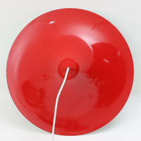 Claus Bonderup & Torsten Thorupによってデザインされ、Fog & Morup社から発表されたペンダントライト「Semi」です。直径47cmの存在感あるサイズと、シャープに絞り込まれた独特のフォルムが特徴です。鮮やかなレッドのカラーが空間にアクセントを与え、点灯時には下方向へ集中的に光を届けつつ、周囲をやわらかく照らします。1960年代に誕生したモダンデザインの象徴的な作品で、シンプルながらも彫刻的な美しさを備えています。北欧ビンテージならではの上質な佇まいで、ダイニングやリビングに華やかな雰囲気を添える一灯です。