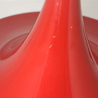 Claus Bonderup & Torsten Thorupによってデザインされ、Fog & Morup社から発表されたペンダントライト「Semi」です。直径47cmの存在感あるサイズと、シャープに絞り込まれた独特のフォルムが特徴です。鮮やかなレッドのカラーが空間にアクセントを与え、点灯時には下方向へ集中的に光を届けつつ、周囲をやわらかく照らします。1960年代に誕生したモダンデザインの象徴的な作品で、シンプルながらも彫刻的な美しさを備えています。北欧ビンテージならではの上質な佇まいで、ダイニングやリビングに華やかな雰囲気を添える一灯です。