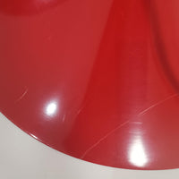 Claus Bonderup & Torsten Thorupによってデザインされ、Fog & Morup社から発表されたペンダントライト「Semi」です。直径47cmの存在感あるサイズと、シャープに絞り込まれた独特のフォルムが特徴です。鮮やかなレッドのカラーが空間にアクセントを与え、点灯時には下方向へ集中的に光を届けつつ、周囲をやわらかく照らします。1960年代に誕生したモダンデザインの象徴的な作品で、シンプルながらも彫刻的な美しさを備えています。北欧ビンテージならではの上質な佇まいで、ダイニングやリビングに華やかな雰囲気を添える一灯です。