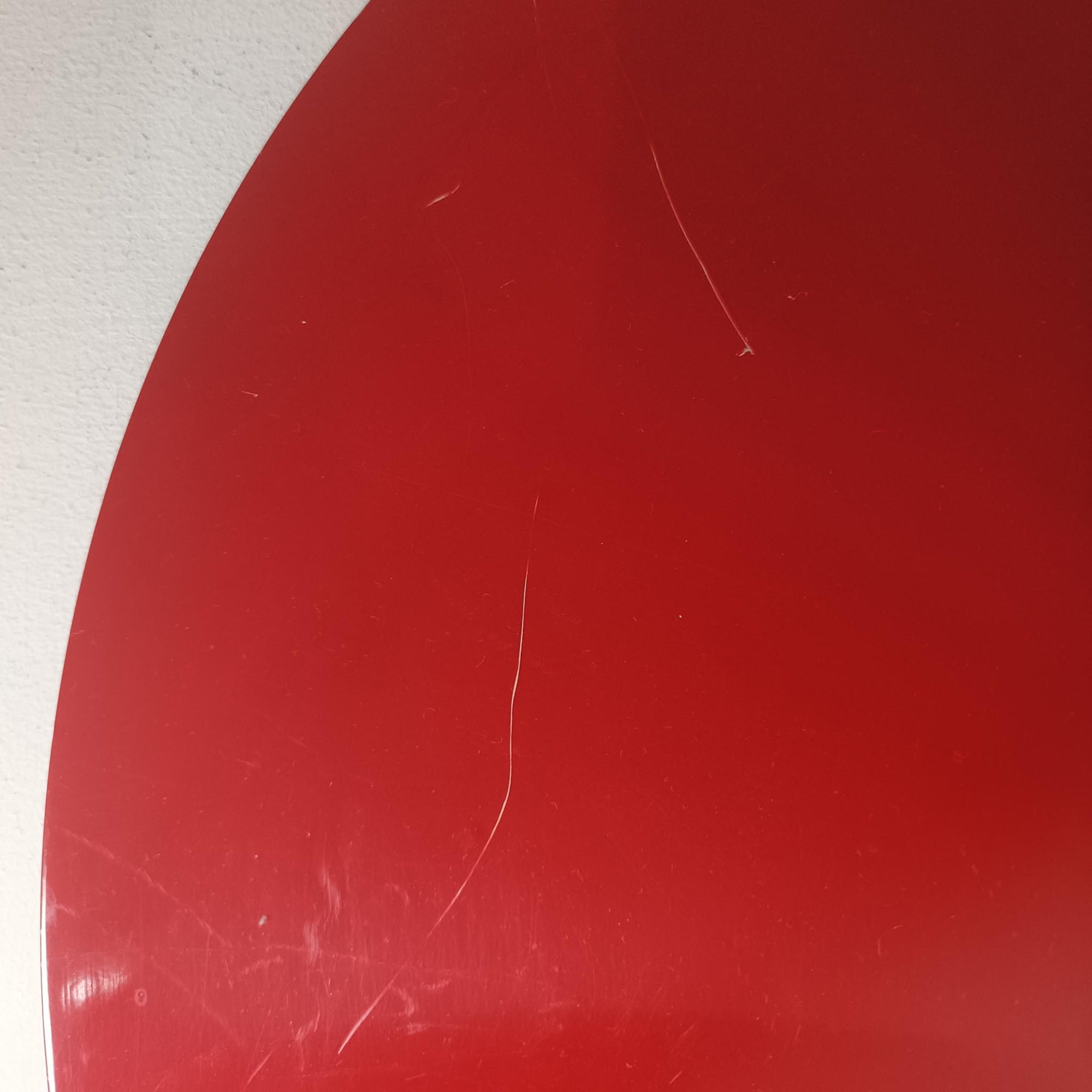 Claus Bonderup &amp; Torsten Thorupによってデザインされ、Fog &amp; Morup社から発表されたペンダントライト「Semi」です。直径47cmの存在感あるサイズと、シャープに絞り込まれた独特のフォルムが特徴です。鮮やかなレッドのカラーが空間にアクセントを与え、点灯時には下方向へ集中的に光を届けつつ、周囲をやわらかく照らします。1960年代に誕生したモダンデザインの象徴的な作品で、シンプルながらも彫刻的な美しさを備えています。北欧ビンテージならではの上質な佇まいで、ダイニングやリビングに華やかな雰囲気を添える一灯です。