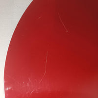 Claus Bonderup & Torsten Thorupによってデザインされ、Fog & Morup社から発表されたペンダントライト「Semi」です。直径47cmの存在感あるサイズと、シャープに絞り込まれた独特のフォルムが特徴です。鮮やかなレッドのカラーが空間にアクセントを与え、点灯時には下方向へ集中的に光を届けつつ、周囲をやわらかく照らします。1960年代に誕生したモダンデザインの象徴的な作品で、シンプルながらも彫刻的な美しさを備えています。北欧ビンテージならではの上質な佇まいで、ダイニングやリビングに華やかな雰囲気を添える一灯です。