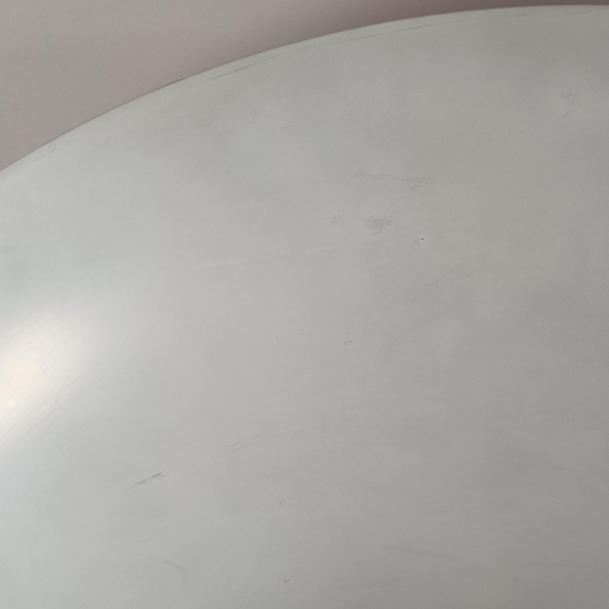 Claus Bonderup &amp; Torsten Thorupによってデザインされ、Fog &amp; Morup社から発表されたペンダントライト「Semi」です。直径47cmの存在感あるサイズと、シャープに絞り込まれた独特のフォルムが特徴です。鮮やかなレッドのカラーが空間にアクセントを与え、点灯時には下方向へ集中的に光を届けつつ、周囲をやわらかく照らします。1960年代に誕生したモダンデザインの象徴的な作品で、シンプルながらも彫刻的な美しさを備えています。北欧ビンテージならではの上質な佇まいで、ダイニングやリビングに華やかな雰囲気を添える一灯です。