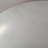 Claus Bonderup & Torsten Thorupによってデザインされ、Fog & Morup社から発表されたペンダントライト「Semi」です。直径47cmの存在感あるサイズと、シャープに絞り込まれた独特のフォルムが特徴です。鮮やかなレッドのカラーが空間にアクセントを与え、点灯時には下方向へ集中的に光を届けつつ、周囲をやわらかく照らします。1960年代に誕生したモダンデザインの象徴的な作品で、シンプルながらも彫刻的な美しさを備えています。北欧ビンテージならではの上質な佇まいで、ダイニングやリビングに華やかな雰囲気を添える一灯です。