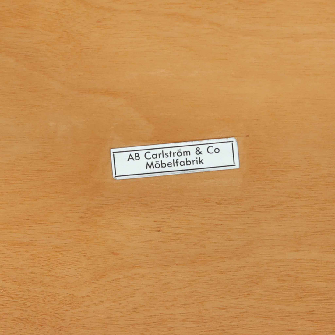 AB Carlstrom＆CO Mobelfabrik社製のサイドチェストは、チーク材とオーク材を組み合わせた北欧ビンテージ家具です。温かみのあるチークの引き出し前板と、明るいオークのフレームが美しいコントラストを生み出し、軽やかで洗練された印象を与えます。上段には小物収納に便利な引き出し、下段にはオープンシェルフを備え、実用性とデザイン性を両立。幅46cmとコンパクトなサイズ感は、ベッドサイドやソファ横でのサイドテーブルとしても最適で、限られたスペースにも収まりやすい設計です。シンプルながら素材の質感と北欧家具ならではの職人技が息づく一台で、空間に温もりと個性を添えてくれます。