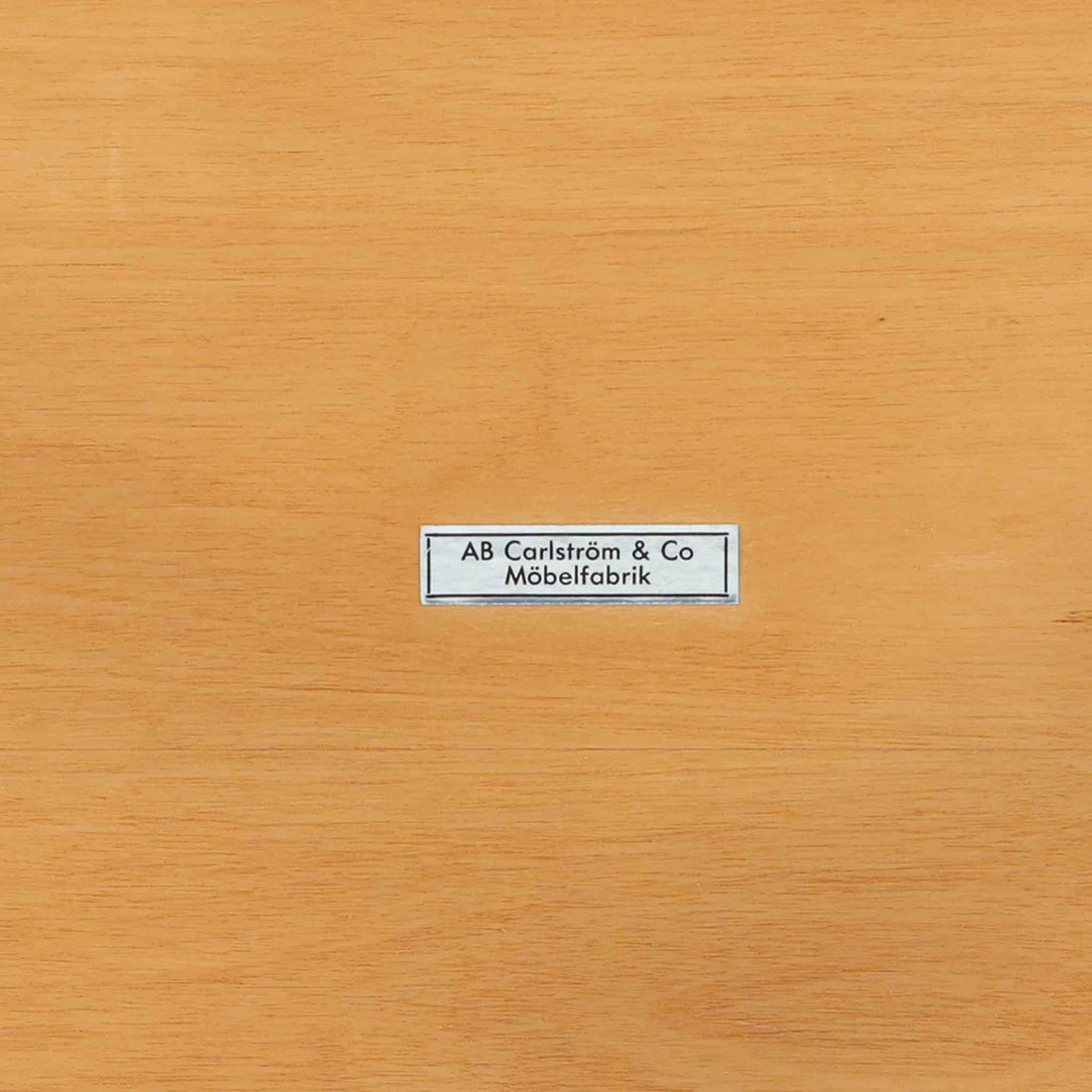 AB Carlstrom＆CO Mobelfabrik社製のサイドチェストは、チーク材とオーク材を組み合わせた北欧ビンテージ家具です。温かみのあるチークの引き出し前板と、明るいオークのフレームが美しいコントラストを生み出し、軽やかで洗練された印象を与えます。上段には小物収納に便利な引き出し、下段にはオープンシェルフを備え、実用性とデザイン性を両立。幅46cmとコンパクトなサイズ感は、ベッドサイドやソファ横でのサイドテーブルとしても最適で、限られたスペースにも収まりやすい設計です。シンプルながら素材の質感と北欧家具ならではの職人技が息づく一台で、空間に温もりと個性を添えてくれます。