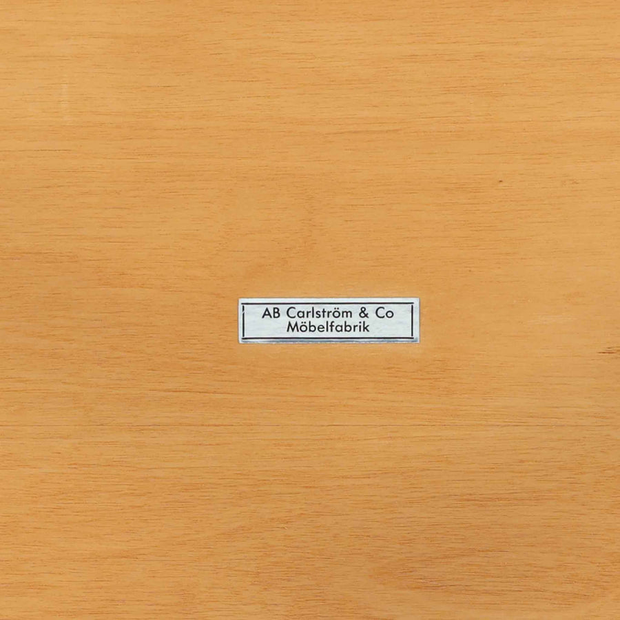 AB Carlstrom＆CO Mobelfabrik社製のサイドチェストは、チーク材とオーク材を組み合わせた北欧ビンテージ家具です。温かみのあるチークの引き出し前板と、明るいオークのフレームが美しいコントラストを生み出し、軽やかで洗練された印象を与えます。上段には小物収納に便利な引き出し、下段にはオープンシェルフを備え、実用性とデザイン性を両立。幅46cmとコンパクトなサイズ感は、ベッドサイドやソファ横でのサイドテーブルとしても最適で、限られたスペースにも収まりやすい設計です。シンプルながら素材の質感と北欧家具ならではの職人技が息づく一台で、空間に温もりと個性を添えてくれます。