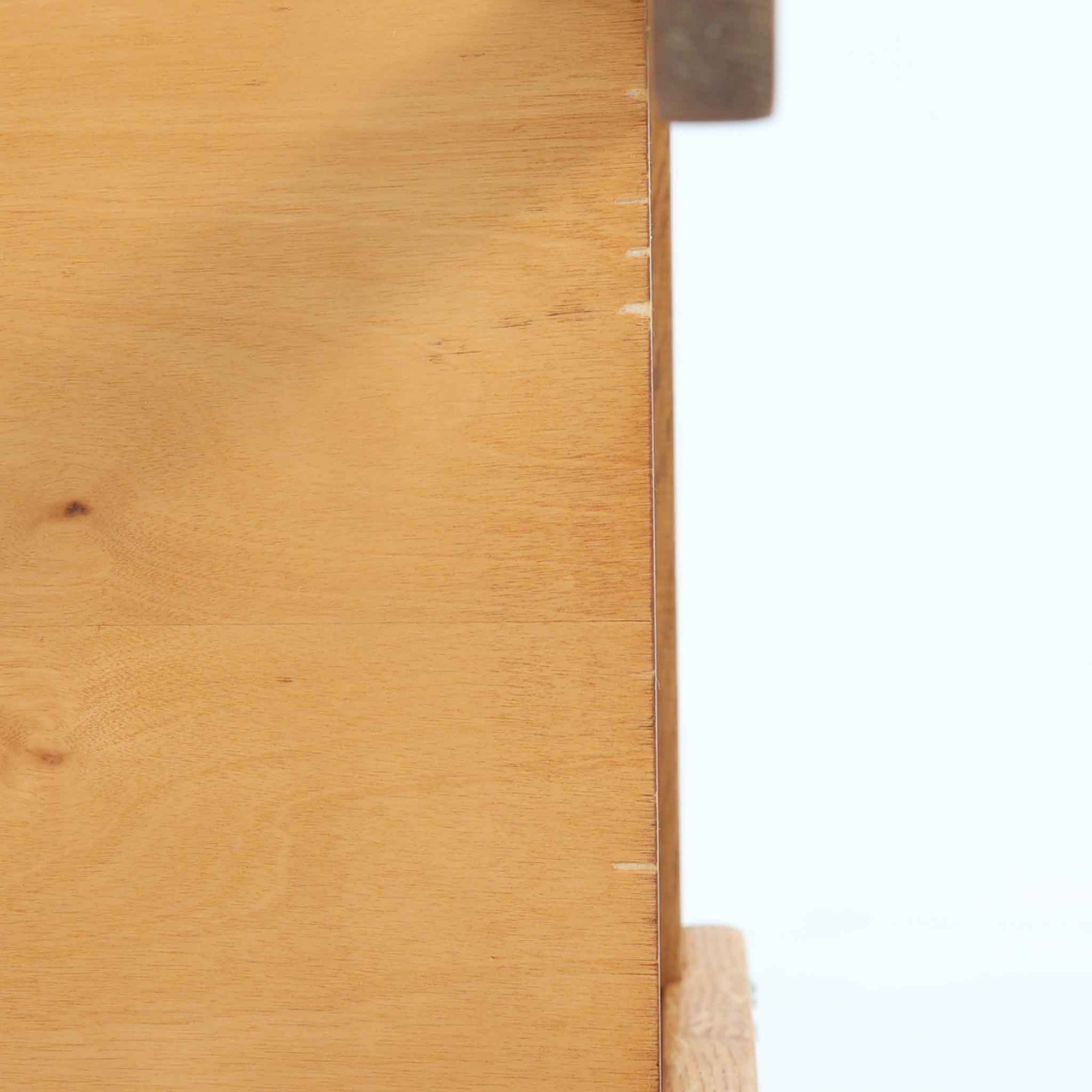 AB Carlstrom＆CO Mobelfabrik社製のサイドチェストは、チーク材とオーク材を組み合わせた北欧ビンテージ家具です。温かみのあるチークの引き出し前板と、明るいオークのフレームが美しいコントラストを生み出し、軽やかで洗練された印象を与えます。上段には小物収納に便利な引き出し、下段にはオープンシェルフを備え、実用性とデザイン性を両立。幅46cmとコンパクトなサイズ感は、ベッドサイドやソファ横でのサイドテーブルとしても最適で、限られたスペースにも収まりやすい設計です。シンプルながら素材の質感と北欧家具ならではの職人技が息づく一台で、空間に温もりと個性を添えてくれます。