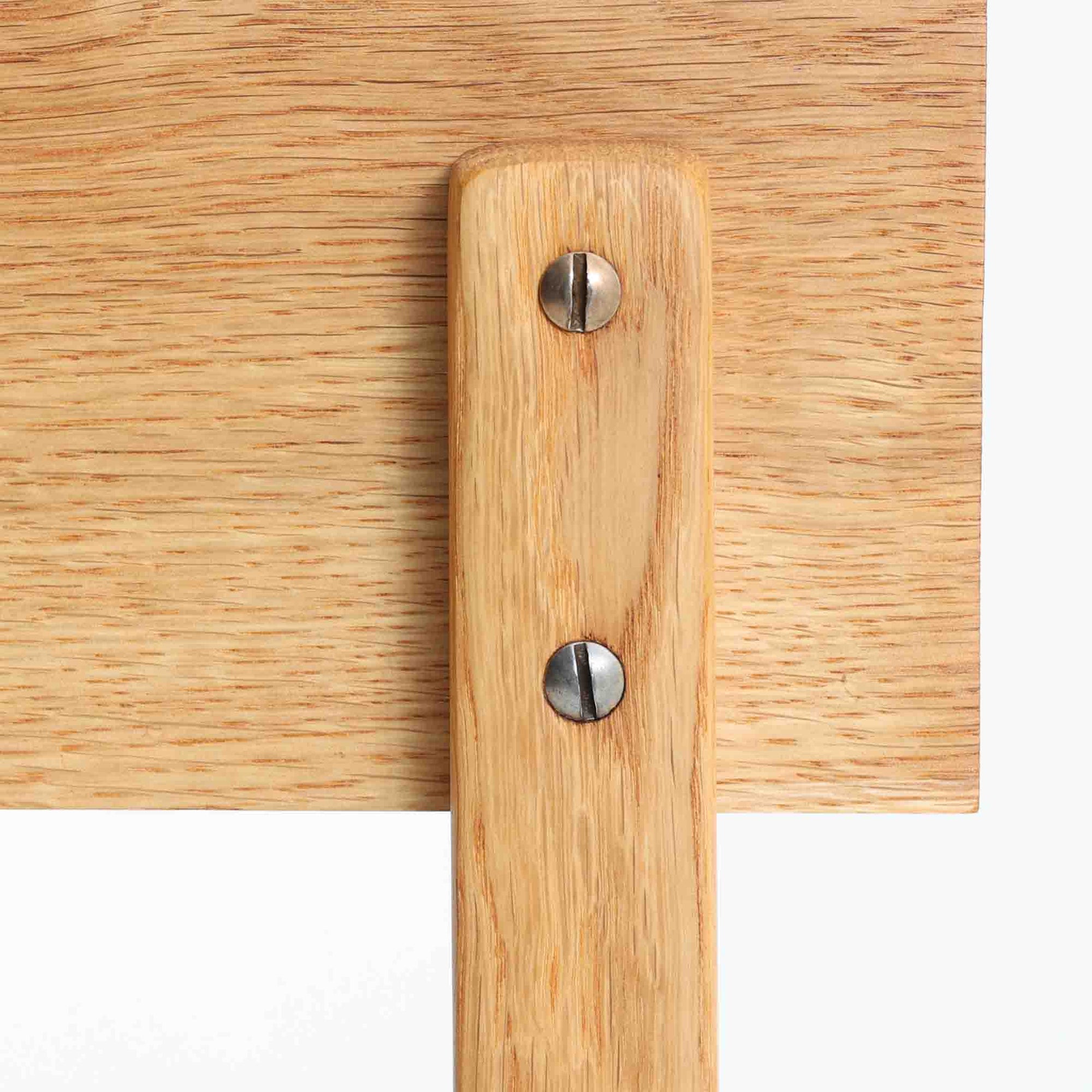 AB Carlstrom＆CO Mobelfabrik社製のサイドチェストは、チーク材とオーク材を組み合わせた北欧ビンテージ家具です。温かみのあるチークの引き出し前板と、明るいオークのフレームが美しいコントラストを生み出し、軽やかで洗練された印象を与えます。上段には小物収納に便利な引き出し、下段にはオープンシェルフを備え、実用性とデザイン性を両立。幅46cmとコンパクトなサイズ感は、ベッドサイドやソファ横でのサイドテーブルとしても最適で、限られたスペースにも収まりやすい設計です。シンプルながら素材の質感と北欧家具ならではの職人技が息づく一台で、空間に温もりと個性を添えてくれます。