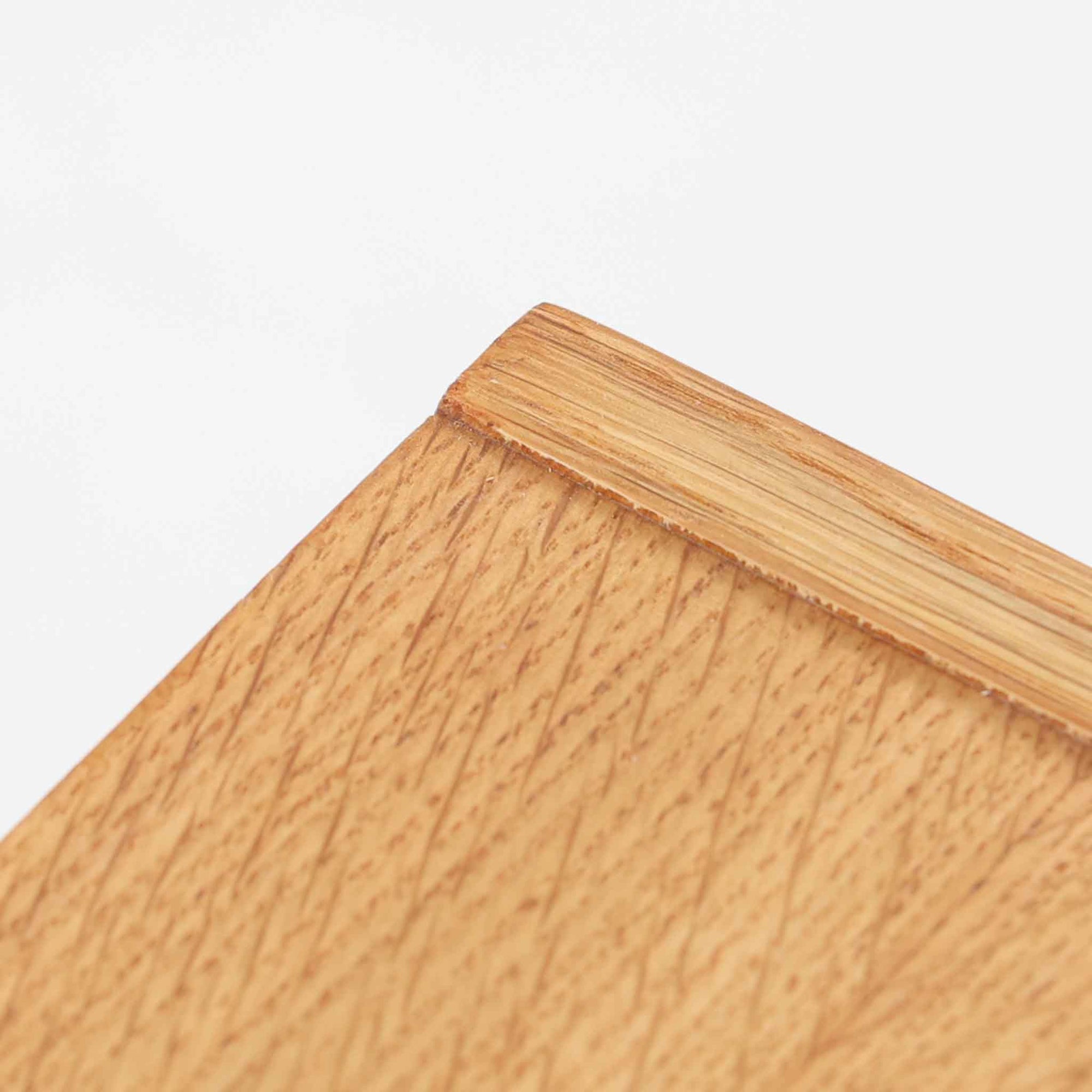 オーク材を用いたこちらの2段チェストは、北欧ビンテージ家具らしいシンプルかつ機能的なデザインが魅力です。直線的なフォルムに対し、細身でテーパーのかかった脚部が軽やかな印象を与え、空間を圧迫せずに置くことができます。幅60cmとコンパクトながら、2杯の引き出しは日用品や小物収納に便利で、ベッドサイドやリビングの補助収納としても最適です。経年により深みを増したオークの木肌が、温もりある雰囲気を演出する一点物です。