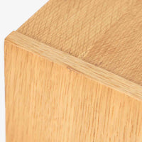 オーク材を用いたこちらの2段チェストは、北欧ビンテージ家具らしいシンプルかつ機能的なデザインが魅力です。直線的なフォルムに対し、細身でテーパーのかかった脚部が軽やかな印象を与え、空間を圧迫せずに置くことができます。幅60cmとコンパクトながら、2杯の引き出しは日用品や小物収納に便利で、ベッドサイドやリビングの補助収納としても最適です。経年により深みを増したオークの木肌が、温もりある雰囲気を演出する一点物です。