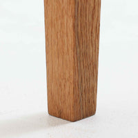 オーク材を用いたこちらの2段チェストは、北欧ビンテージ家具らしいシンプルかつ機能的なデザインが魅力です。直線的なフォルムに対し、細身でテーパーのかかった脚部が軽やかな印象を与え、空間を圧迫せずに置くことができます。幅60cmとコンパクトながら、2杯の引き出しは日用品や小物収納に便利で、ベッドサイドやリビングの補助収納としても最適です。経年により深みを増したオークの木肌が、温もりある雰囲気を演出する一点物です。