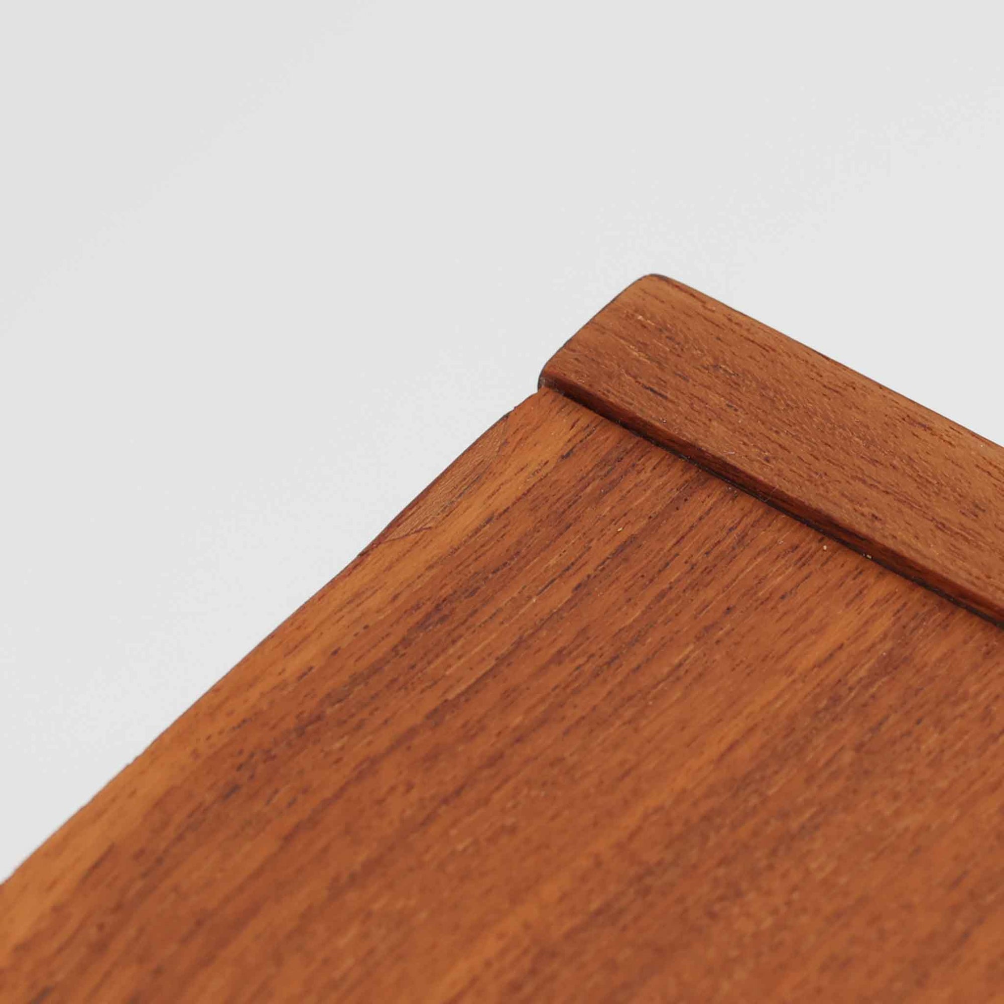 デンマーク製のチーク材を使用した3段チェストです。コンパクトな幅62cmのサイズ感ながら、3杯の引き出しを備え収納力に優れており、リビングや寝室、玄関先など幅広いシーンで活躍します。スクエア型の取っ手は彫り込みデザインで指掛かりが良く、シンプルながらも北欧家具らしい温もりと実用性を感じさせます。経年により深みを増したチーク材の色合いが、空間に落ち着きと上質な雰囲気をもたらし、ビンテージならではの魅力を楽しめる一台です。