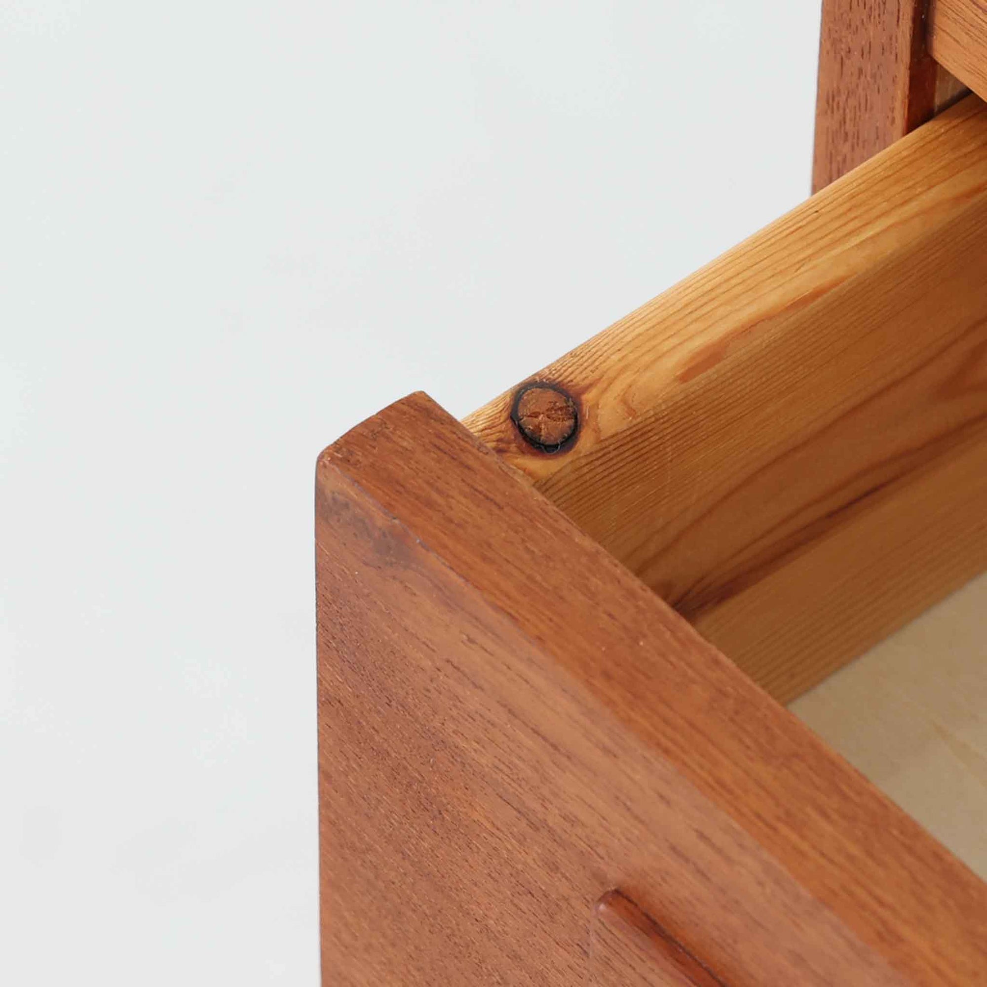 デンマーク製のチーク材を使用した3段チェストです。コンパクトな幅62cmのサイズ感ながら、3杯の引き出しを備え収納力に優れており、リビングや寝室、玄関先など幅広いシーンで活躍します。スクエア型の取っ手は彫り込みデザインで指掛かりが良く、シンプルながらも北欧家具らしい温もりと実用性を感じさせます。経年により深みを増したチーク材の色合いが、空間に落ち着きと上質な雰囲気をもたらし、ビンテージならではの魅力を楽しめる一台です。