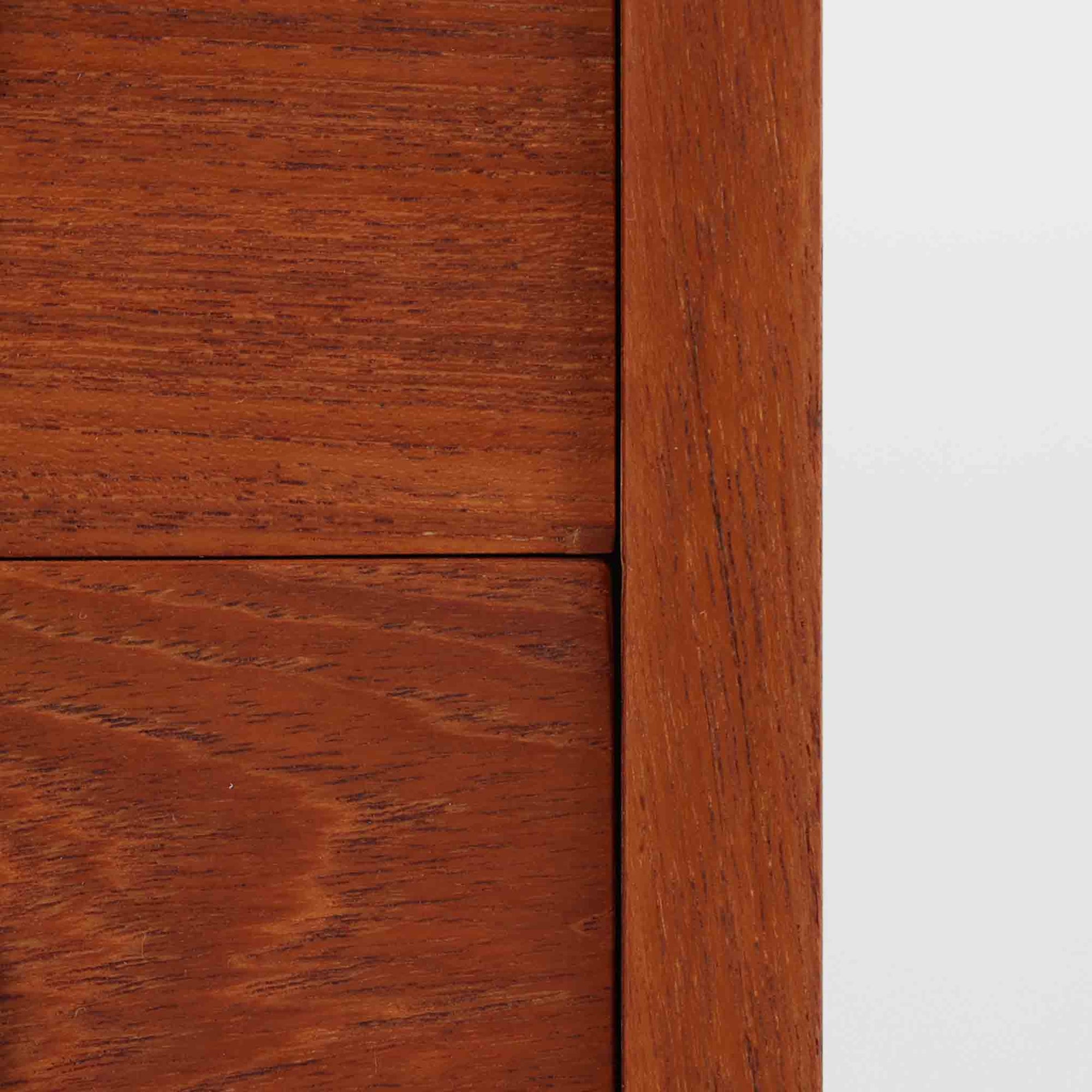 デンマーク製のチーク材を使用した3段チェストです。コンパクトな幅62cmのサイズ感ながら、3杯の引き出しを備え収納力に優れており、リビングや寝室、玄関先など幅広いシーンで活躍します。スクエア型の取っ手は彫り込みデザインで指掛かりが良く、シンプルながらも北欧家具らしい温もりと実用性を感じさせます。経年により深みを増したチーク材の色合いが、空間に落ち着きと上質な雰囲気をもたらし、ビンテージならではの魅力を楽しめる一台です。