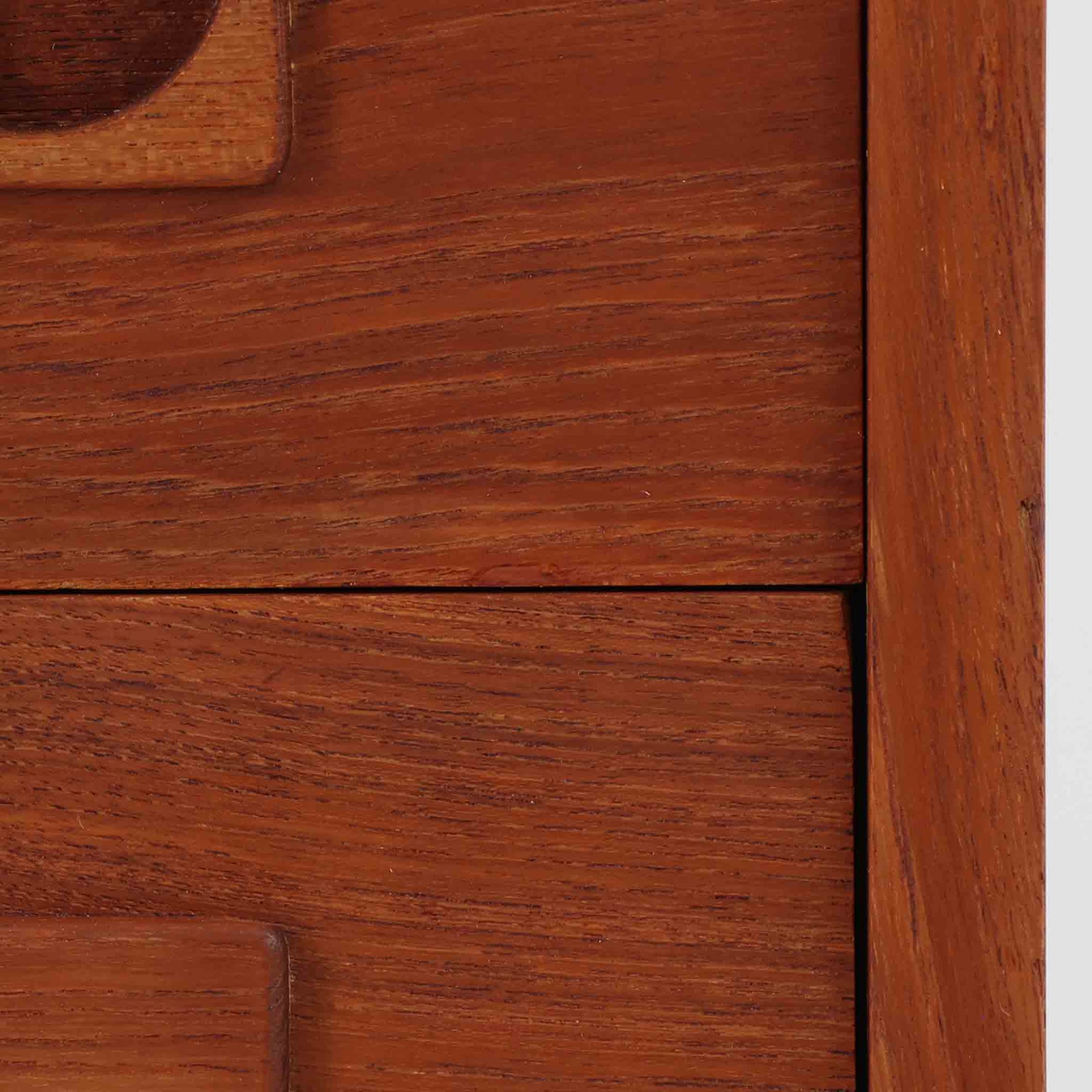 デンマーク製のチーク材を使用した3段チェストです。コンパクトな幅62cmのサイズ感ながら、3杯の引き出しを備え収納力に優れており、リビングや寝室、玄関先など幅広いシーンで活躍します。スクエア型の取っ手は彫り込みデザインで指掛かりが良く、シンプルながらも北欧家具らしい温もりと実用性を感じさせます。経年により深みを増したチーク材の色合いが、空間に落ち着きと上質な雰囲気をもたらし、ビンテージならではの魅力を楽しめる一台です。