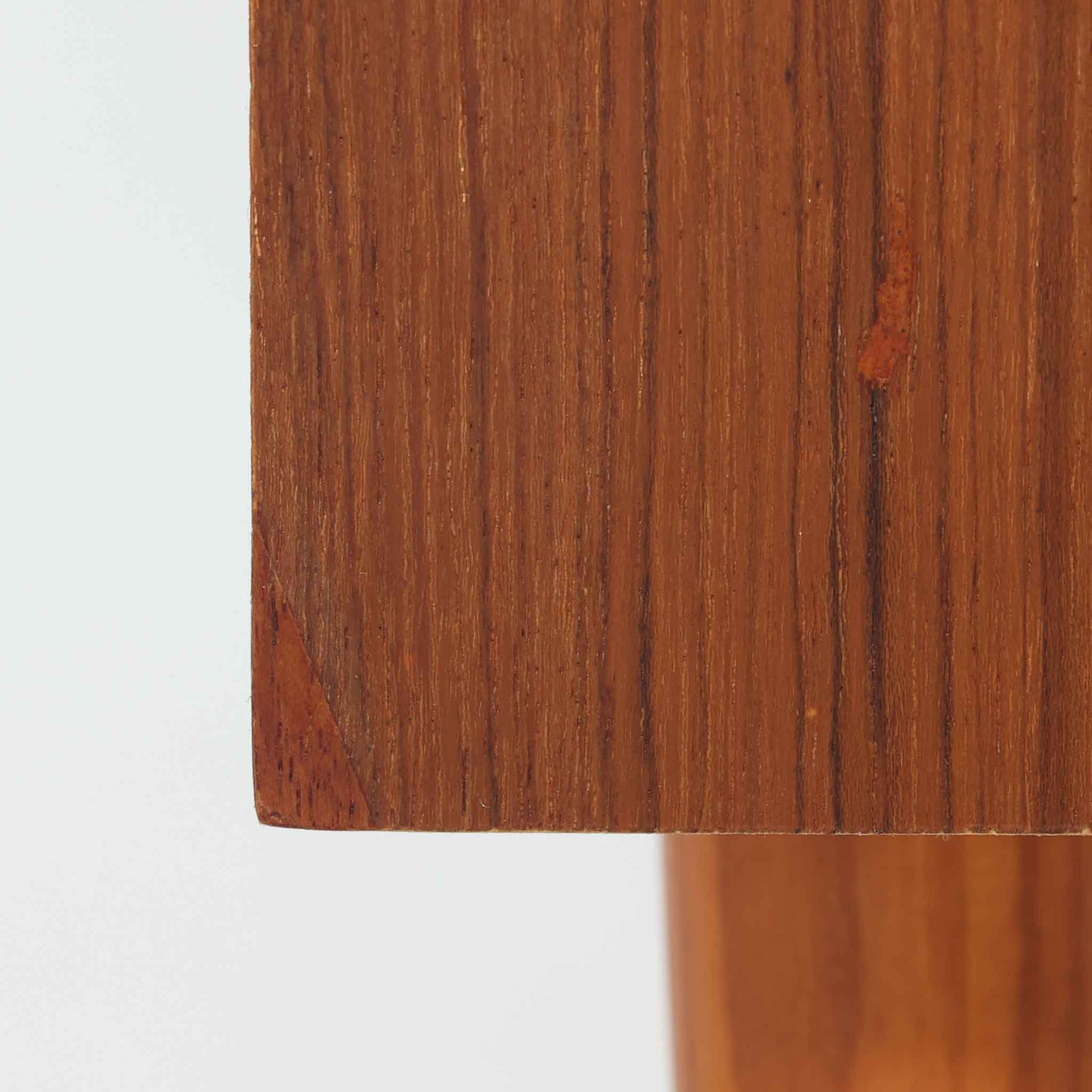 上質なチーク材を使用した北欧ビンテージの5段チェストです。美しい木目を活かしたシンプルなフォルムに、丸みを帯びた印象的な引き手とすっきりとした脚部が調和し、北欧らしい温かみと洗練された佇まいを演出します。5杯の引き出しは衣類やリネン、小物などを整理しやすく、リビングや寝室、書斎まで幅広いシーンで活躍します。経年によって深みを増したチーク材ならではの豊かな風合いと、丁寧な造りから感じられる確かな品質が、ビンテージ家具ならではの魅力を存分にお楽しみいただける一台です。