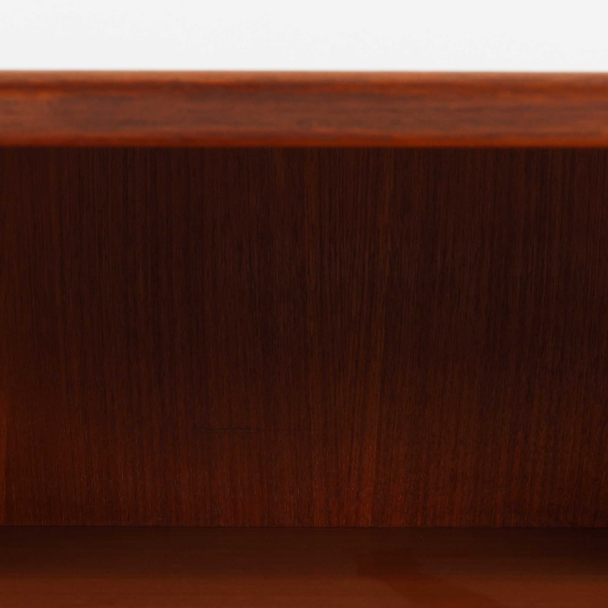 Omann Jun（オーマン・ユン）によるデザインで、同社から製造された両袖デスク「Model 75」です。チーク材の温かみある木目と、滑らかなエッジを描く天板ラインが美しく、北欧家具らしい上質な佇まいを感じさせます。左右に3段ずつ備えた引き出しは、実用性に優れながらも取手のデザインがアクセントとなっており、職人の細やかな技術が光ります。背面にも収納スペースが設けられており、空間の中央に置いても絵になる仕上がりです。ワークスペースや書斎に品格を添える、北欧ビンテージの名品デスクです。