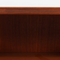 Omann Jun（オーマン・ユン）によるデザインで、同社から製造された両袖デスク「Model 75」です。チーク材の温かみある木目と、滑らかなエッジを描く天板ラインが美しく、北欧家具らしい上質な佇まいを感じさせます。左右に3段ずつ備えた引き出しは、実用性に優れながらも取手のデザインがアクセントとなっており、職人の細やかな技術が光ります。背面にも収納スペースが設けられており、空間の中央に置いても絵になる仕上がりです。ワークスペースや書斎に品格を添える、北欧ビンテージの名品デスクです。