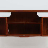 Omann Jun（オーマン・ユン）によるデザインで、同社から製造された両袖デスク「Model 75」です。チーク材の温かみある木目と、滑らかなエッジを描く天板ラインが美しく、北欧家具らしい上質な佇まいを感じさせます。左右に3段ずつ備えた引き出しは、実用性に優れながらも取手のデザインがアクセントとなっており、職人の細やかな技術が光ります。背面にも収納スペースが設けられており、空間の中央に置いても絵になる仕上がりです。ワークスペースや書斎に品格を添える、北欧ビンテージの名品デスクです。