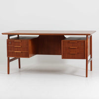 Omann Jun（オーマン・ユン）によるデザインで、同社から製造された両袖デスク「Model 75」です。チーク材の温かみある木目と、滑らかなエッジを描く天板ラインが美しく、北欧家具らしい上質な佇まいを感じさせます。左右に3段ずつ備えた引き出しは、実用性に優れながらも取手のデザインがアクセントとなっており、職人の細やかな技術が光ります。背面にも収納スペースが設けられており、空間の中央に置いても絵になる仕上がりです。ワークスペースや書斎に品格を添える、北欧ビンテージの名品デスクです。